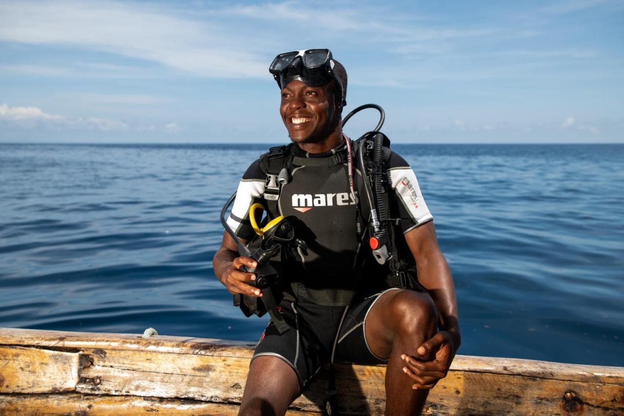 The Mora Zanzibar Hotel Matemwe  Eksteriør billede A scuba diver